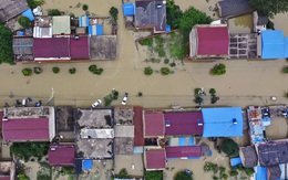 Lũ lụt biến đường thành sông ở TQ khiến người dân điêu đứng