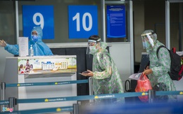 Du khách mặc áo mưa lên chuyến bay rời Đà Nẵng