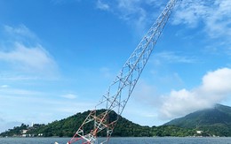 Trụ điện cao thế vượt biển bị đổ nghiêng