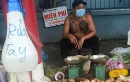 Sạp rau anh Minh, ai đeo khẩu trang hở mũi không thêm hành ngò