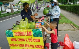 Hàng trăm người đến mua ủng hộ 2 bố con bán hoa quả với tấm biển độc đáo ở vỉa hè Sài Gòn
