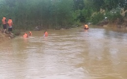 Vĩnh Phúc: Ô tô bị lật khi đi qua đập tràn lúc nước chảy mạnh, 2 mẹ con bị cuốn trôi