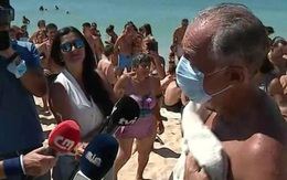 Tổng thống Bồ Đào Nha lao ra biển cứu 2 phụ nữ chới với