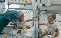 Lần đầu Trúc Nhi và Diệu Nhi chạm nhau sau mổ tách