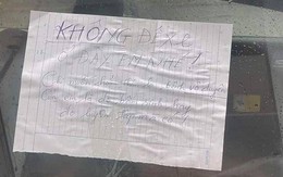 Đậu xe không đúng chỗ, tài xế "tái mặt" với dòng chữ viết trên tờ giấy dán nơi kính xe