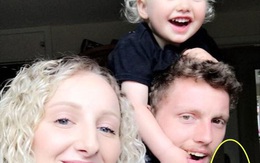 Chụp ảnh gia đình hạnh phúc trong phòng con trai nhỏ, mẹ sởn tóc gáy khi phát hiện chi tiết kỳ quái và một loạt chuyện bất thường