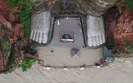 Cận cảnh chân tượng Phật lớn nhất thế giới chìm trong nước lũ, 34 triệu người dân điêu đứng vì thiên tai