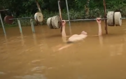 Người dân Hà Nội bì bõm tập thể dục giữa biển nước mênh mông sau trận mưa xối xả