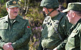 Tổng thống Belarus cầm súng trường bước ra từ trực thăng