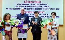 Bộ Y tế trao tặng Kỷ niệm chương "Vì sức khỏe nhân dân" cho các chuyên gia của UNAIDS và CDC Hoa Kỳ tại Việt Nam