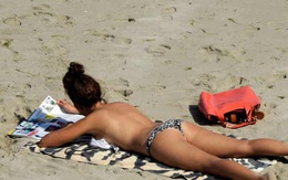 Bộ trưởng Pháp bảo vệ quyền tắm nắng ngực trần