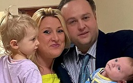 Bé 8 tuần tuổi biết nói chào bố