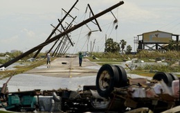 Chùm ảnh siêu bão Laura tàn phá phía Nam nước Mỹ: Ít nhất 4 người thiệt mạng, nhà cửa hư hỏng nặng nề, cuộc sống người dân bị đảo lộn