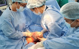 TP.HCM: Bác sĩ phối hợp cứu sống bé sơ sinh bị dị tật u quái khổng lồ