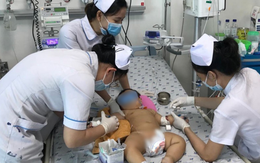 Tập đi trên xe nôi, bé gái 9 tháng tuổi bị điện giật bỏng nặng, hôn mê