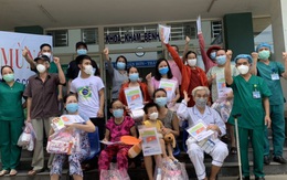Bé trai 21 tháng tuổi và 16 bệnh nhân khác được xuất viện sau khi chữa khỏi COVID-19 tại Đà Nẵng