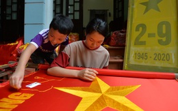 Ngôi làng gần một thế kỷ sản xuất cờ Tổ quốc ở ngoại ô Hà Nội