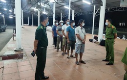 6 ngư dân đi bộ theo đường biển từ Đà Nẵng về Huế để trốn cách ly