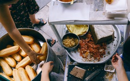 Hàng bánh mì Hà Nội từ thời bao cấp, bán 400 chiếc/ngày, giá chỉ 10 nghìn
