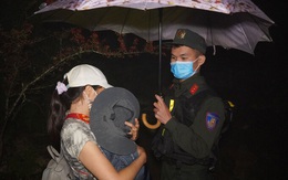 Mẹ ôm con nhỏ băng rừng trốn từ Trung Quốc về Việt Nam
