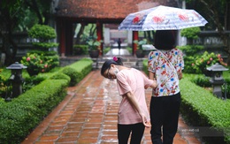 Sĩ tử đội mưa thắp hương cầu may ở Văn Miếu trước kỳ thi THPT