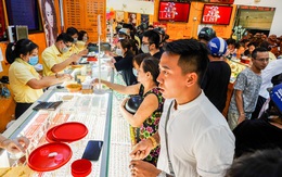 Vàng bị chốt lời, người mua trong nước lỗ 2,6 triệu sau một đêm