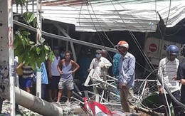 Xe ‘điên’ tông sập 3 nhà dân
