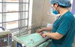 Bé sơ sinh bị bỏ rơi trong khe tường giữa 2 nhà ở Hà Nội sắp được xuất viện