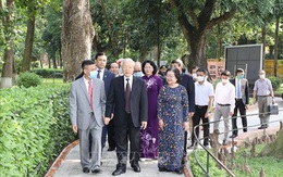 Tổng Bí thư, Chủ tịch nước dâng hương tưởng nhớ Chủ tịch Hồ Chí Minh