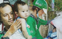 Gặp người cha địu bé trai 9 tháng tuổi chạy xe ôm ở Sài Gòn: "Mình có lỗi với con, thấy con đi nắng mà xót lắm"