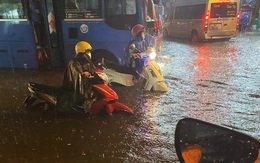 Nhiều tuyến đường Sài Gòn hóa thành "sông" sau cơn mưa lớn kéo dài