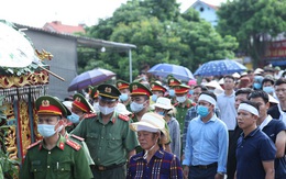 Đám tang đẫm nước mắt, hàng trăm người dân đến tiễn đưa chiến sĩ CSCĐ bị tài xế xe khách tông tử vong