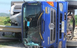 Nghệ An: Mất lái, xe tải húc văng dải phân cách rồi lật ngiêng giữa đường sắt