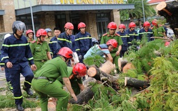 Ảnh: Lực lượng chức năng Thừa Thiên – Huế khắc phục hậu quả bão số 5