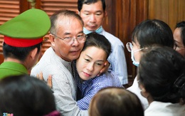 Ông Nguyễn Thành Tài ôm người thân sau khi nhận án 8 năm tù