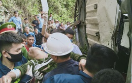 Xe tải chở trâu lao vào vách núi, người dân phá ca bin giải cứu các nạn nhân mắc kẹt