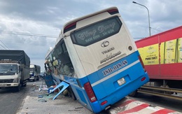 Xe khách tông chết người rồi chạy trên dải phân cách ở Đồng Nai