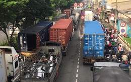 TP.HCM: Xe container húc văng khung biển báo, Quốc lộ 1 kẹt nguyên buổi sáng