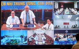 Thủ tướng Nguyễn Xuân Phúc xem, chỉ đạo, biểu dương các điểm cầu thực hiện hội chẩn trực tuyến