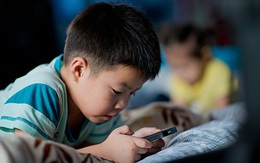Những đứa trẻ bị cha mẹ 'khoán trắng' cho smartphone