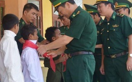 Những đứa con nuôi của Bộ đội Biên phòng Quảng Bình đón niềm vui trước thềm năm học mới