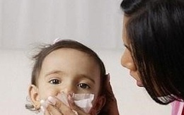 Hai bé 3 tháng tuổi bị ngộ độc thuốc nhỏ mũi