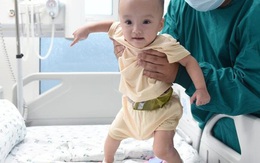 Lịm tim khoảnh khắc chị em Trúc Nhi - Diệu Nhi chập chững học những bước đi đầu tiên vào đúng 'ngày khai giảng'