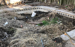 Mua căn nhà mục nát giá rẻ như cho, chỉ sau cơn mưa lớn, người đàn ông phát hiện "kho báu" tuyệt vời