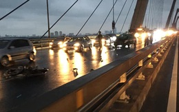 Phóng xe máy ngược chiều trên cầu Nhật Tân, 2 thanh niên tông thẳng xe taxi