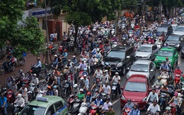 Người dân hào hứng với chương trình hỗ trợ đổi xe máy cũ nát lấy xe máy mới của Hà Nội