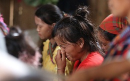 Tiếng khóc gây ám ảnh trong lễ tang cháu bé tử vong do cổng trường đổ ở Lào Cai