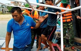 Quảng Bình: Cứu sống 4 thuyền viên gặp nạn trên biển