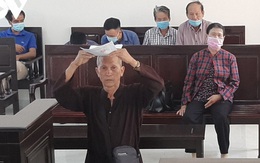 Cụ ông 79 tuổi quỳ gối, đội đơn xin được xử án ở tòa Đồng Nai