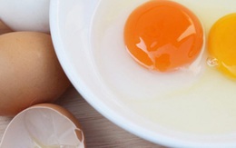Ăn trứng sống dễ gây ngộ độc